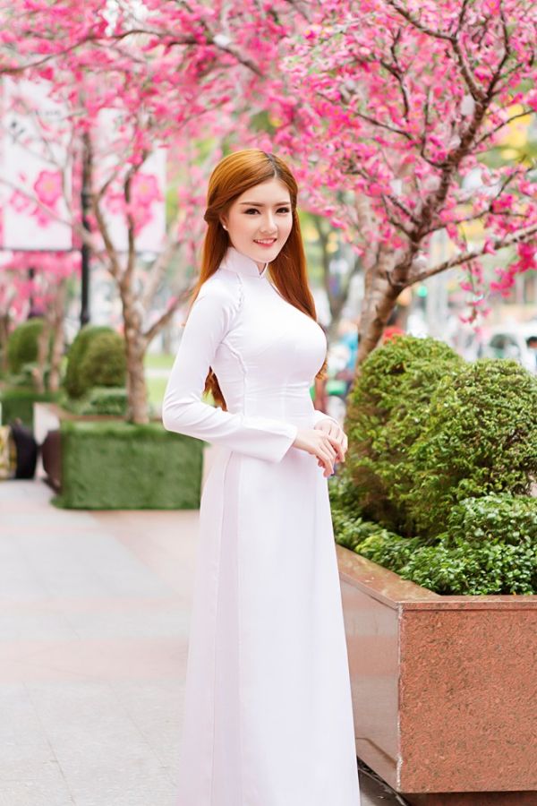 Lilly Luta diện áo dài nữ sinh dạo phố xuân Sài thành 3