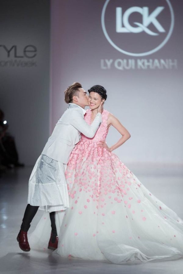 Lý Quí Khánh hôn Tuyết Lan ở sàn diễn New York Fashion Week 17
