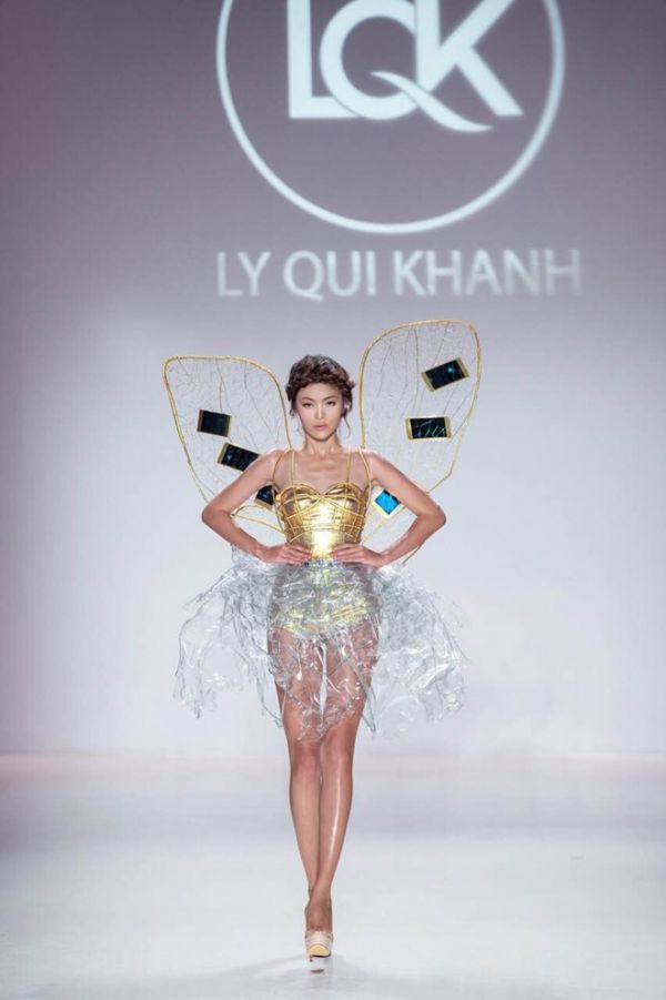 Lý Quí Khánh hôn Tuyết Lan ở sàn diễn New York Fashion Week 12