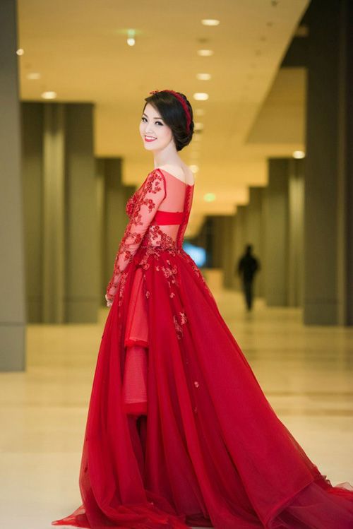 Đầu năm, sao Việt nô nức diện váy đỏ để lấy may 21