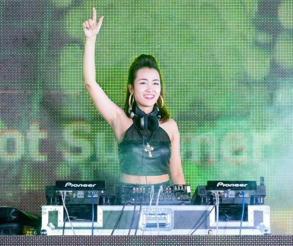 Ngắm nữ DJ "nóng bỏng" của đội Sơn Tùng 5