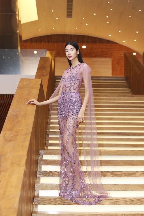 Sao Việt vẫn say sưa với "cuộc đua" váy xuyên thấu 36