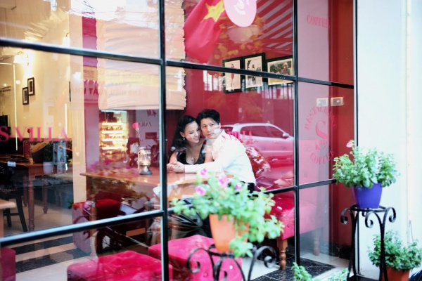 Dustin Nguyễn tình tứ với vợ siêu mẫu trong quán cafe