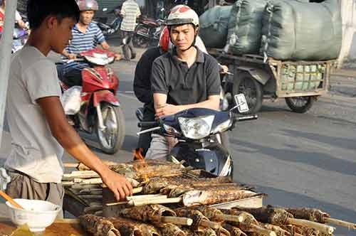 Người Sài Gòn đổ xô đi mua cá lóc nướng cúng Thần Tài 13