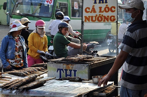 Người Sài Gòn đổ xô đi mua cá lóc nướng cúng Thần Tài 4