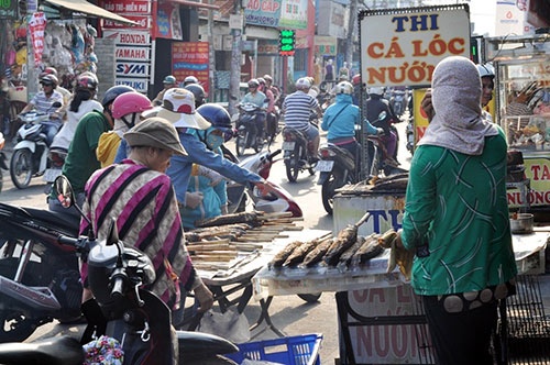 Người Sài Gòn đổ xô đi mua cá lóc nướng cúng Thần Tài 3