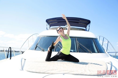 Lý Băng Băng khoe dáng thon với yoga trên du thuyền 24