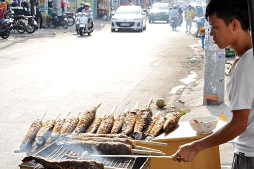 Người Sài Gòn đổ xô đi mua cá lóc nướng cúng Thần Tài 7