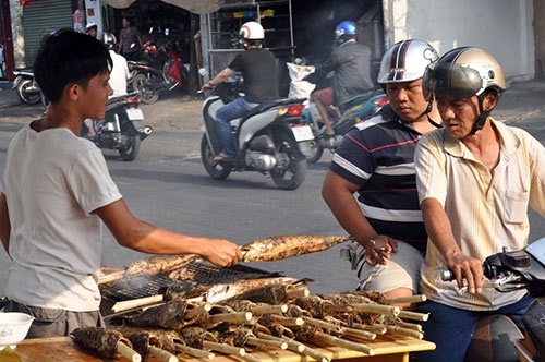 Người Sài Gòn đổ xô đi mua cá lóc nướng cúng Thần Tài 2