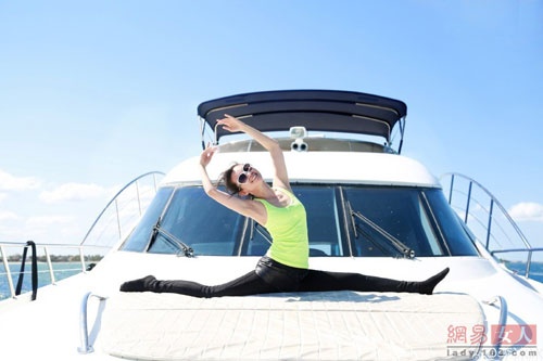 Lý Băng Băng khoe dáng thon với yoga trên du thuyền 12
