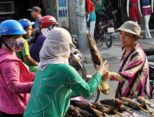 Người Sài Gòn đổ xô đi mua cá lóc nướng cúng Thần Tài 9
