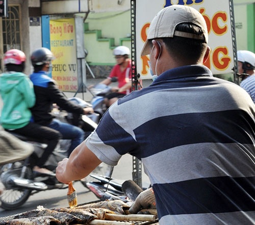 Người Sài Gòn đổ xô đi mua cá lóc nướng cúng Thần Tài 10