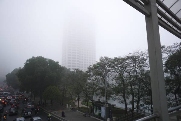 Sương mù dày đặc bao phủ Hà Nội 7