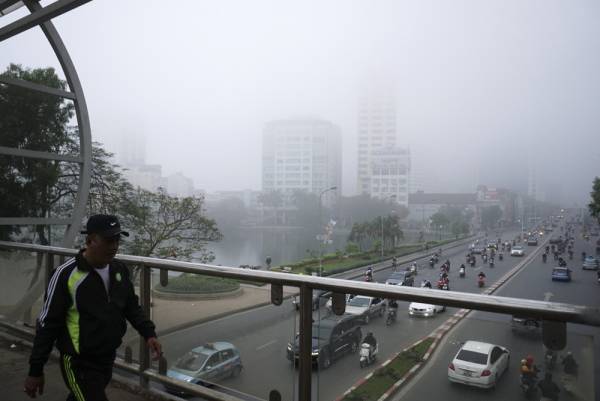Sương mù dày đặc bao phủ Hà Nội 8