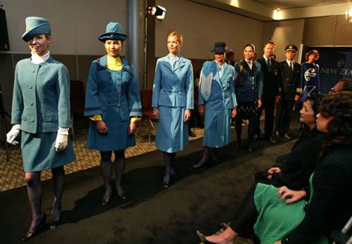 Những đồng phục hàng không bị chê tả tơi trên thế giới 30
