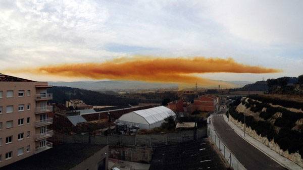 Tây Ban Nha: Mây độc màu da cam bao phủ bầu trời 3
