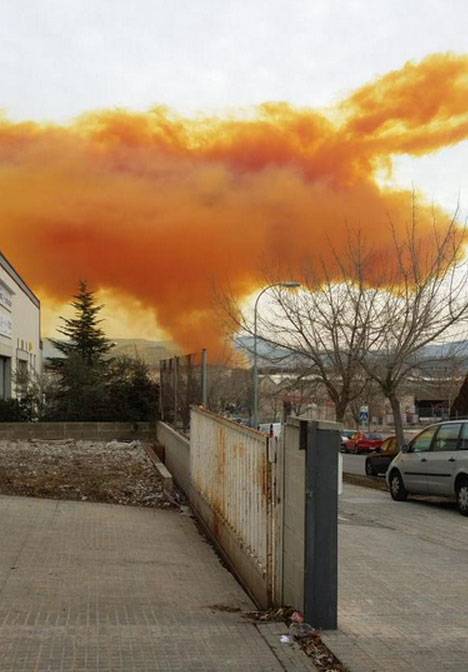 Tây Ban Nha: Mây độc màu da cam bao phủ bầu trời 2
