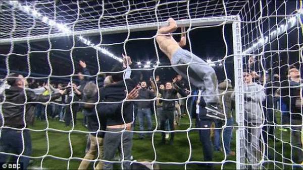 CĐV gây náo loạn khi tràn xuống sân ở cúp FA 4