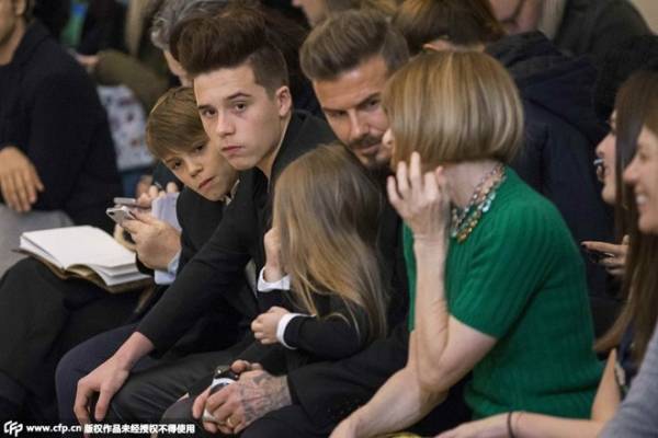 Brooklyn Beckham buồn bã bên gia đình 4