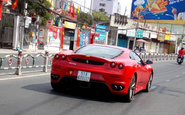 Siêu xe Ferrari F430 rong ruổi trên đường phố Sài Gòn 5