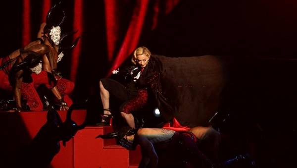 Madonna ngã ngửa vì áo choàng trên sân khấu Grammy nước Anh 2