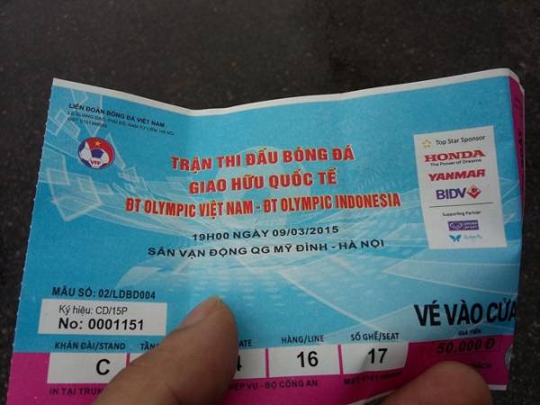 CĐV đội mưa mua vé trận Olympic Việt Nam - Indonesia 3