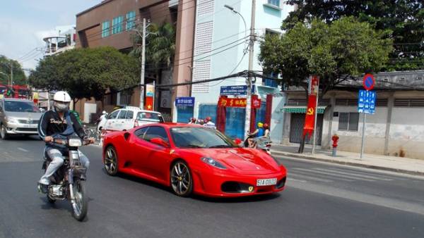 Siêu xe Ferrari F430 rong ruổi trên đường phố Sài Gòn 4