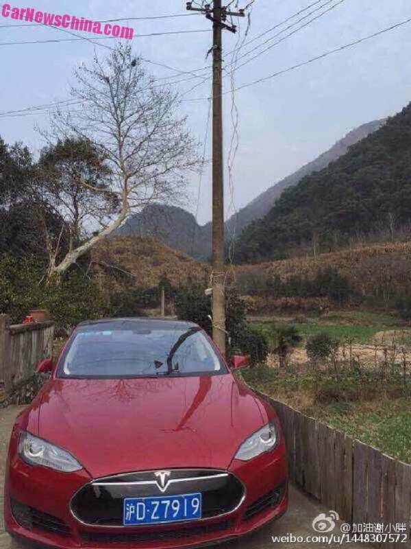 Cách sạc xe sang Tesla Model S chỉ có ở Trung Quốc 2