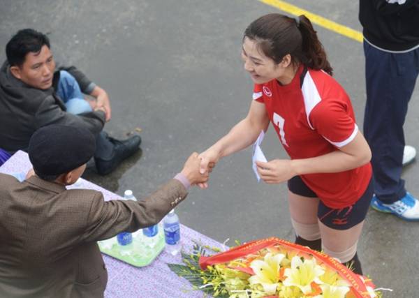 Chân dài bóng chuyền đua tài ở hội làng Ninh Hiệp 5