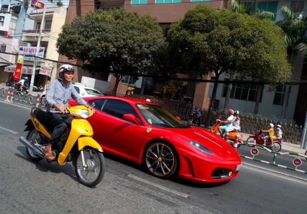 Siêu xe Ferrari F430 rong ruổi trên đường phố Sài Gòn 3