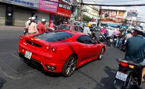 Siêu xe Ferrari F430 rong ruổi trên đường phố Sài Gòn 2
