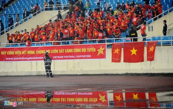 Fan nữ khoác áo mưa cổ vũ Olympic Việt Nam 8