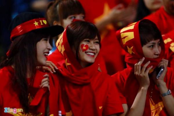 Fan nữ khoác áo mưa cổ vũ Olympic Việt Nam 6