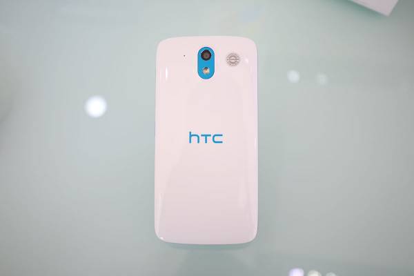 Đập hộp smartphone tầm trung mới nhất của HTC - Desire 526G 11