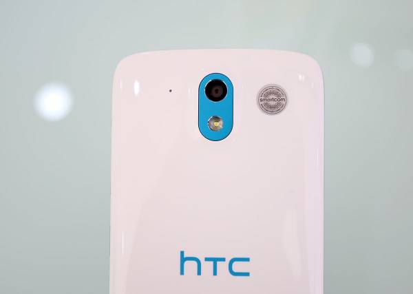 Đập hộp smartphone tầm trung mới nhất của HTC - Desire 526G 12