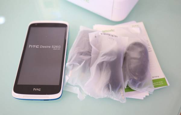 Đập hộp smartphone tầm trung mới nhất của HTC - Desire 526G 3