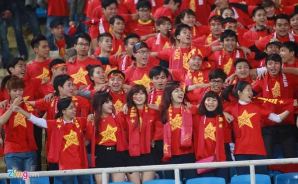 Fan nữ khoác áo mưa cổ vũ Olympic Việt Nam 9