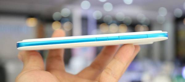 Đập hộp smartphone tầm trung mới nhất của HTC - Desire 526G 10