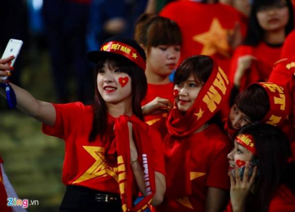 Fan nữ khoác áo mưa cổ vũ Olympic Việt Nam 5