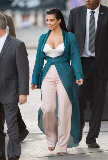 Những bộ trang phục xấu của Kim Kardashian 3