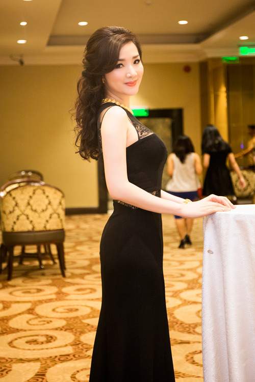 Hoa hậu Giáng My diện váy nửa kín, nửa hở dự sự kiện 5