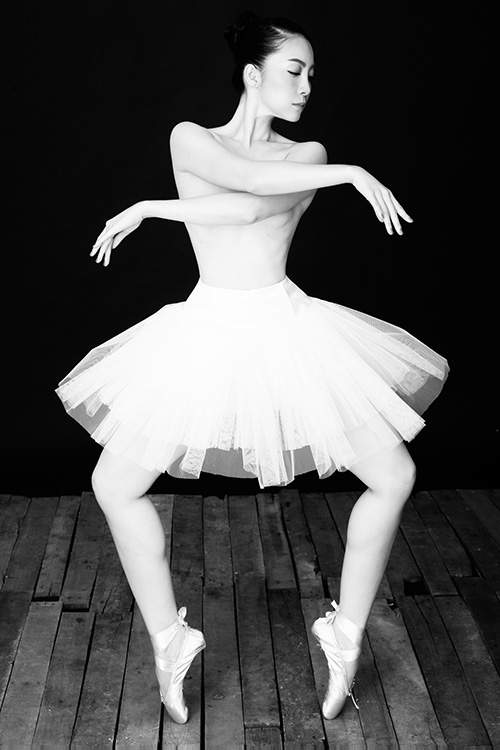 Linh Nga gợi cảm tinh tế trong bộ ảnh ngực trần tập múa 24