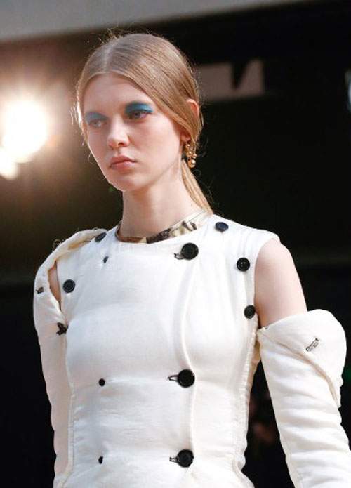 Trào lưu "mắt xanh mỏ đỏ" nở rộ tại Tuần lễ  thời trang Paris 24