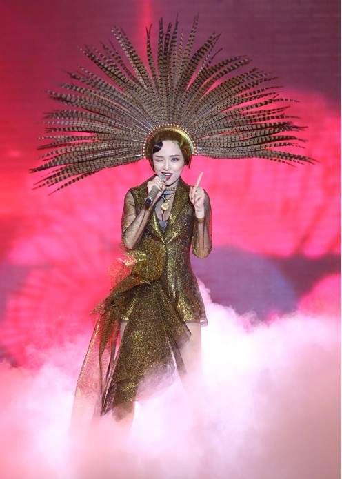 Trang phục diễn sexy của Tóc Tiên trên sân khấu âm nhạc 2
