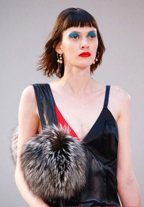 Trào lưu "mắt xanh mỏ đỏ" nở rộ tại Tuần lễ  thời trang Paris 6