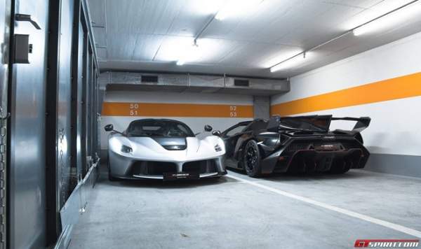 Cặp siêu xe Italia triệu đô đọ dáng tại showroom 2