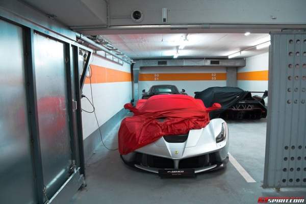 Cặp siêu xe Italia triệu đô đọ dáng tại showroom 6