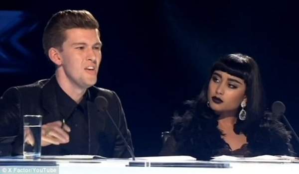 Giám khảo X Factor bị đuổi vì bắt nạt thí sinh 2
