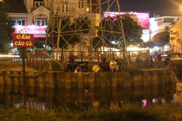 Sau vụ nổ gần cầu Sài Gòn, nhiều người vẫn liều mình giăng câu 10
