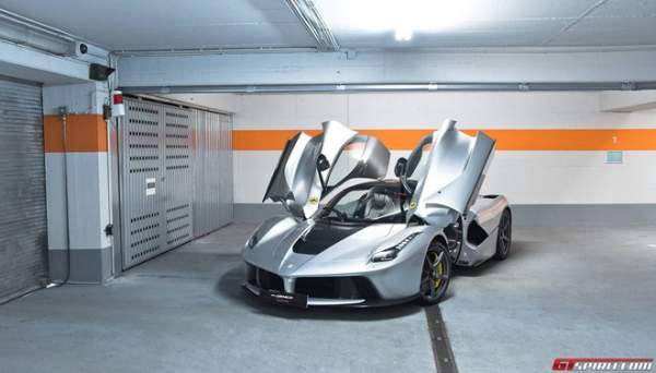 Cặp siêu xe Italia triệu đô đọ dáng tại showroom 5